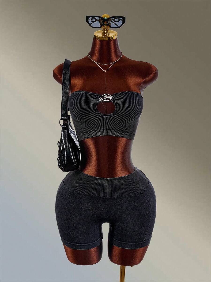 Amplova Ensemble de sport pour femmes avec top bandeau et short à design de patch métallique