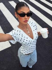 Muchica 女款深V領波點修身百搭休閒短袖T恤 - 黑與白 - 查看 3
