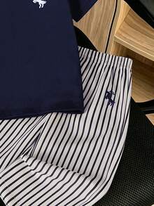 Souflis Souflis 2件組男孩夏季黑白休閒極簡風小馬刺繡圓領短袖T恤與條紋寬腿長褲套裝，寬鬆舒適版型，適合日常外出、學校活動、戶外玩耍、家庭聚會、拍照拍攝 - 藍色 - 查看 5