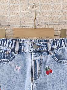 幼女可愛風牛仔長褲，幼女適用，春夏秋冬四季穿著，中藍色牛仔布，白色蝴蝶結刺繡，直筒寬鬆版型，舒適純棉牛仔面料，日常外出、上學通勤穿搭 - 淺色水洗藍 - 查看 7