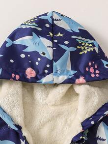 SHEIN Explorewe 小男孩恐龍多色印花抓絨內裡連帽夾克，時尚與舒適的完美結合，專為活潑好動的兒童設計。夾克採用繽紛恐龍印花設計，充滿童趣與活力，讓孩子展現個性獨特的魅力。柔軟抓絨內裡舒適保暖，適合多季節穿著與戶外活動。 - 藍色 - 查看 3