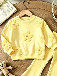 SHEIN 女童幼兒淺黃色花卉仿植絨珍珠衛衣套裝，甜美圓領長袖上衣搭配寬鬆喇叭褲 2 件套，韓系軟萌可愛休閒百搭童裝，春夏秋冬四季適用，開學季穿搭 - 彩色 - 查看 5