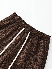 ROMWE MEN Street Life Pantalones cortos de ante con estampado de leopardo y corte holgado para hombre - Marrón - Ver 2