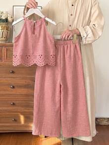 SHEIN Vintaside Kids 女童時尚鏤空燒花設計掛脖上衣與長褲套裝，適合女孩，露背與領口設計，布料材質，修身上衣 + 休閒直筒長褲，適合夏季戶外穿著 - 粉色 - 查看 2