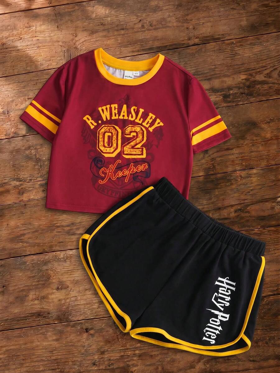 HARRY POTTER X SHEIN طقم تي شيرت بياقة مستديرة وأكمام قصيرة مع طباعة الحرف والخطوط وشورت بتريم متباين للفتيات المراهقات - عنابي اللون - مشاهدة 1