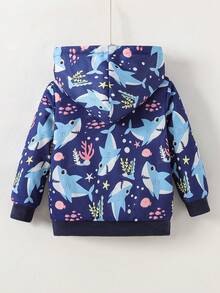 SHEIN Explorewe 小男孩恐龍多色印花抓絨內裡連帽夾克，時尚與舒適的完美結合，專為活潑好動的兒童設計。夾克採用繽紛恐龍印花設計，充滿童趣與活力，讓孩子展現個性獨特的魅力。柔軟抓絨內裡舒適保暖，適合多季節穿著與戶外活動。 - 藍色 - 查看 2