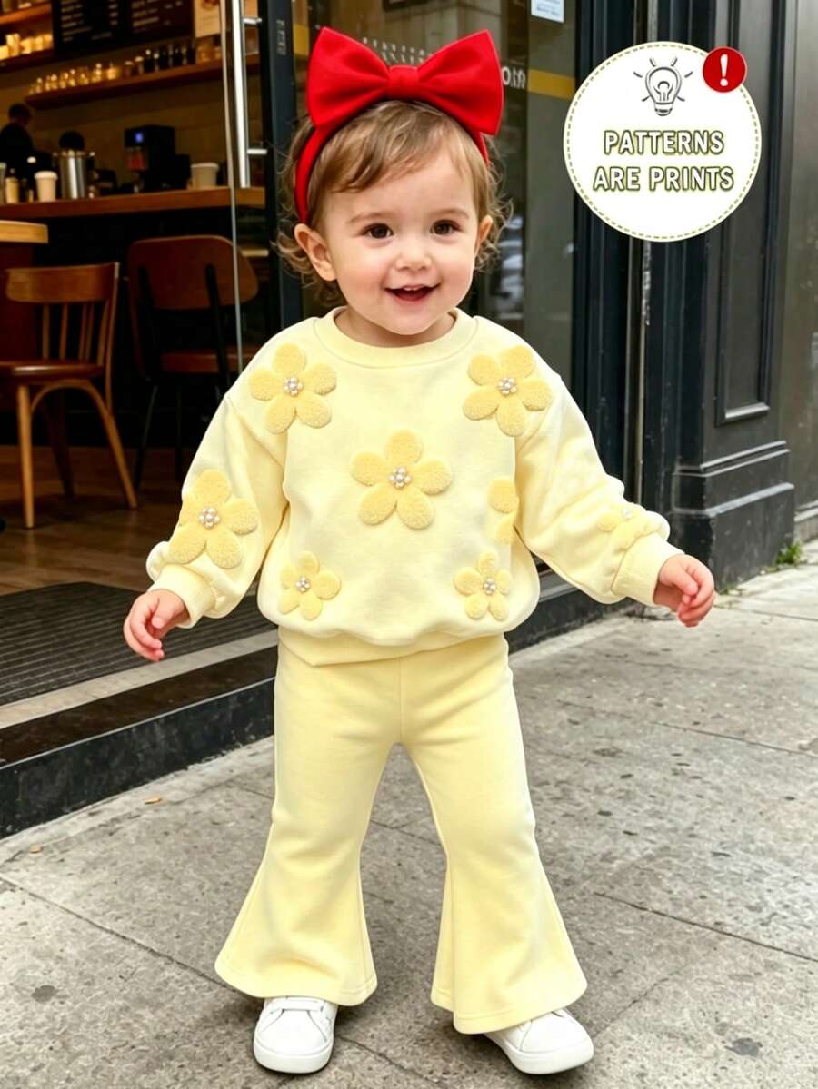 SHEIN 女童幼兒淺黃色花卉仿植絨珍珠衛衣套裝,甜美圓領長袖上衣搭配寬鬆喇叭褲 2 件套,韓系軟萌可愛休閒百搭童裝,春夏秋冬四季適用,開學季穿搭 - 彩色 - 查看 1