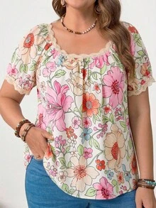 Rosumi 女款大尺碼U領蕾絲飾邊花卉印花短袖上衣 - 彩色 - 查看 3