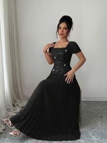 Modelyn 法式方領溫柔風亮片刺繡拼接修身百褶短袖優雅洋裝 - 黑色 - 查看 8