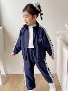SHEIN Genkimix Kids 2件組女孩 2025 春/秋新款 防風布料蝴蝶結刺繡休閒時尚愛心編織帶裝飾立領拉鍊上衣與休閒長褲可愛甜美套裝 - 藏蓝色 - 查看 9