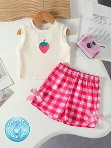 SHEIN Playful Pals 女嬰夏季杏色上衣與桃紅色格紋褲套裝，草莓圖案紋理無袖上衣配粉色蝴蝶結，日常穿著與外出必備 - 彩色 - 查看 1