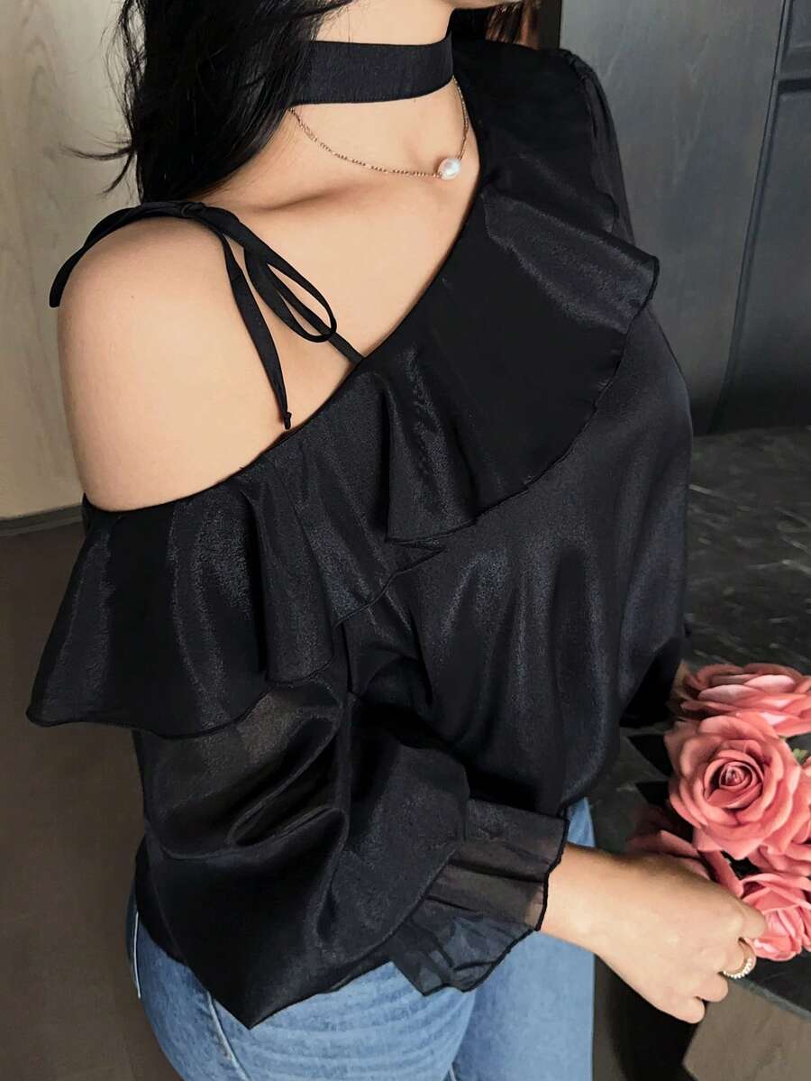 Dazy Plus Áo blouse nữ vải satin đen trơn, vai lệch, viền bèo, tay loe, phong cách thanh lịch cho xuân hè thu - màu đen - Xem 1