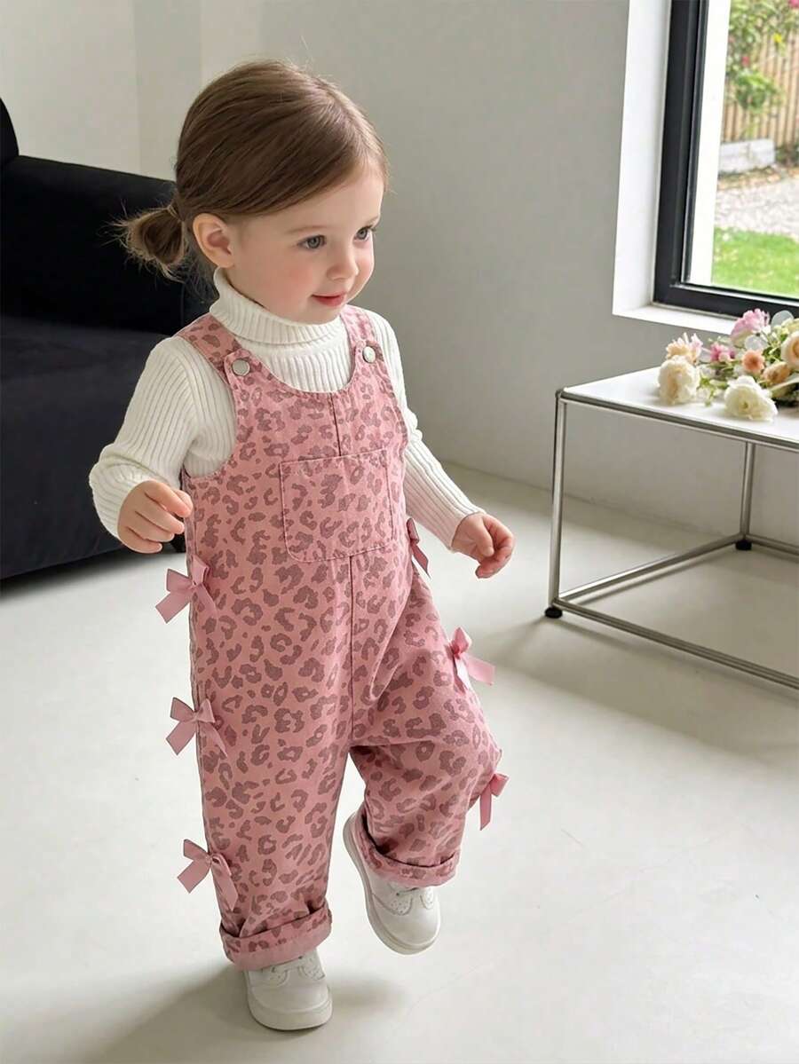 SHEIN 嬰兒女童中性款 0-3 歲幼兒春秋心形印花粉色燈芯絨吊帶褲套裝,胸前口袋設計,休閒版型適合外出與休閒穿著 - 粉色 - 查看 1