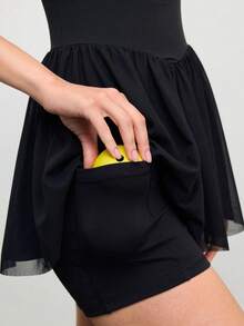 CourtClass CourtClass 女款極簡休閒拉鍊半開襟網布拼接運動裙褲 - 黑色 - 查看 5