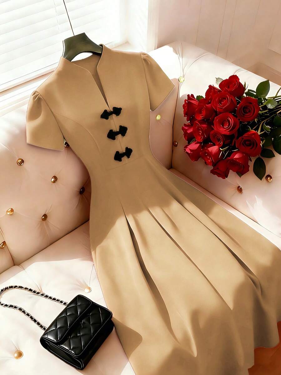 SHEIN Franclia 女款優雅短袖洋裝,青蛙鈕扣設計,適合早午餐、茶會,黑色夏季款 - 卡其色 - 查看 1