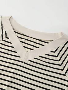 SHEIN Franclia Maglietta casual semplice a righe a maniche corte da donna - nero - View 5