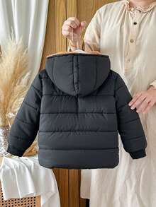 SHEIN Kleine Jungen Winter Langarm Kapuzen Lässig Vielseitig Thermisch Gefüttert Gepolsterter Mantel, Perfekt für Outdoor-Reisen, Bietet Ausreichend Wärmeschutz, Modischer und Praktischer Stil, Gewährleistet Wärme und Stil bei Winterabenteuern - Schwarz - Übersicht 4