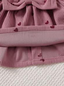 SHEIN Vintaside Kids طقم من قطعتين لحديثي الولادة لفصلي الربيع والخريف، بلون أبيض ورمادي وبنفسجي، بطراز حلو وناعم، مع طباعة قلب وفيونكة كبيرة وكشكشة، ملابس علوية بأكمام طويلة وفستان بنقشة قلب وردي مع عصابة رأس مطابقة - وردي - مشاهدة 8