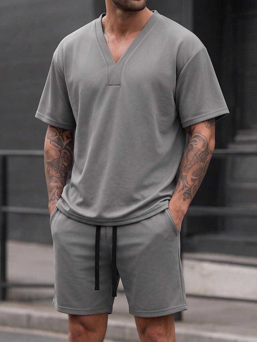 Manfinity Homme 歐式男士純色V領寬鬆短袖上衣 + 寬腿5吋短褲運動兩件套 - 灰色 - 查看 1