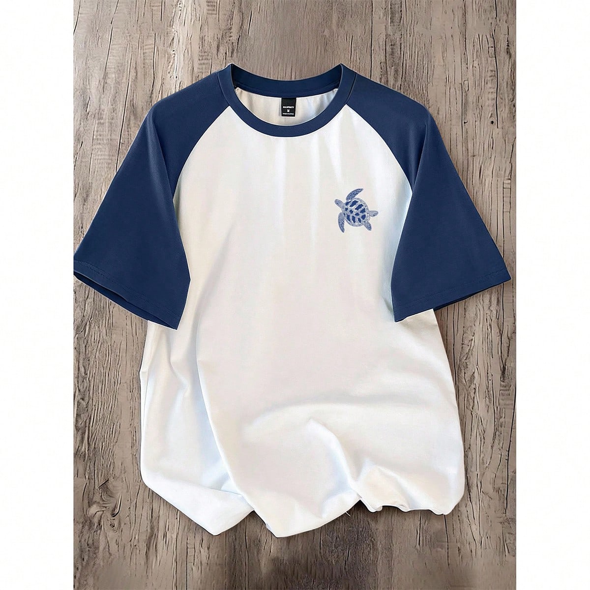 Camiseta de manga raglan para hombre con diseño de tortuga marina, en patchwork azul marino y blanco, adecuada para el verano