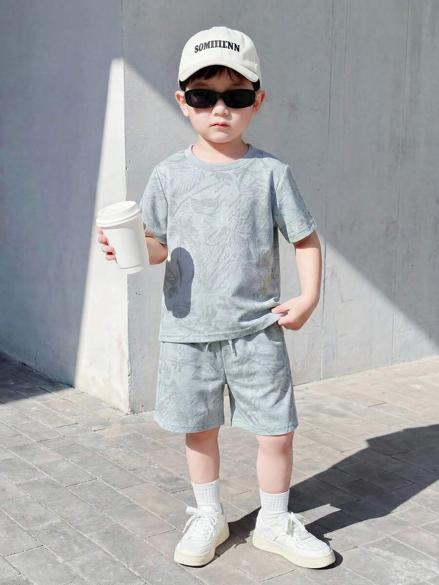 SHEIN Genkimix Kids 男童休闲纯色T恤+短裤两件套，适合日常穿着、上学、旅行、户外玩耍、夏季穿着。