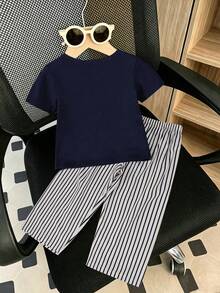 Souflis Souflis 2件組男孩夏季黑白休閒極簡風小馬刺繡圓領短袖T恤與條紋寬腿長褲套裝，寬鬆舒適版型，適合日常外出、學校活動、戶外玩耍、家庭聚會、拍照拍攝 - 藍色 - 查看 2