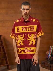HARRY POTTER X SHEIN Chemise à manches courtes pour hommes avec boutons devant, motif lettre et lion, couleurs contrastées - Rouge - Voir 1