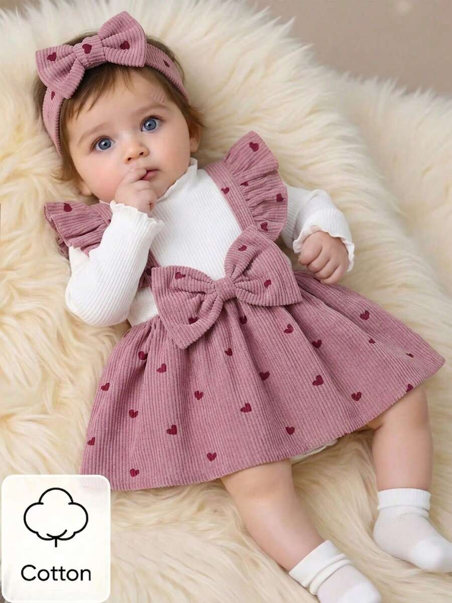 SHEIN Vintaside Kids طقم من قطعتين لحديثي الولادة لفصلي الربيع والخريف، بلون أبيض ورمادي وبنفسجي، بطراز حلو وناعم، مع طباعة قلب وفيونكة كبيرة وكشكشة، ملابس علوية بأكمام طويلة وفستان بنقشة قلب وردي مع عصابة رأس مطابقة - وردي - مشاهدة 1