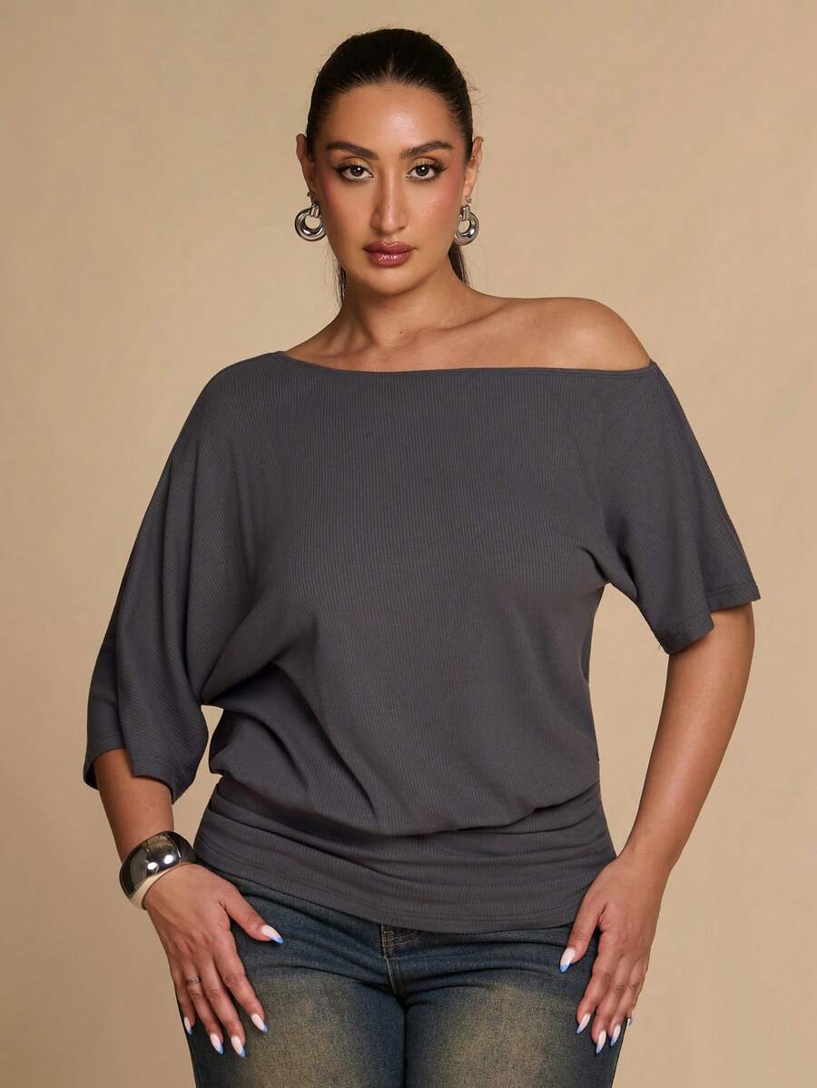 SHEIN BAE CURVE 大尺碼女款不對稱肩領蝙蝠袖灰色毛絨感T恤 - 灰色 - 查看 1