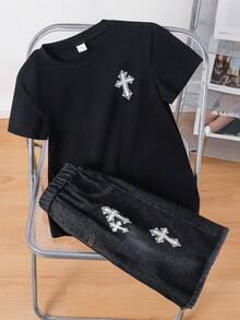 SHEIN 2件組兒童青少年男童休閒街頭風哥德體字圖案柔軟T恤黑色套裝 Y2k 套裝，夏季上衣、夏季短褲，男童套裝兒童套裝，適合春夏季、情人節、約會、夏季穿搭、家庭聚會、開學季、婚禮季、運動、生日派對 - 彩色 - 查看 3