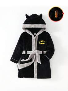 BATMAN X SHEIN 小男孩寬鬆舒適連帽睡袍家居服，胸前顯眼黃色 Logo 圖案 - 黑色 - 查看 4