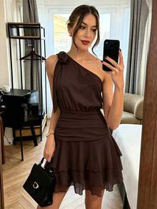 SHEIN PariChic 女款優雅浪漫單肩蝴蝶結洋裝，收腰設計，杏色與白色百褶荷葉邊短裙，春夏季新款，情人節約會洋裝，度假休閒洋裝，透視雪紡浪漫洋裝，無袖春夏季多層荷葉邊短裙女裝迷你洋裝，白色洋裝，生日洋裝，婚禮賓客洋裝 - 咖啡 - 查看 7