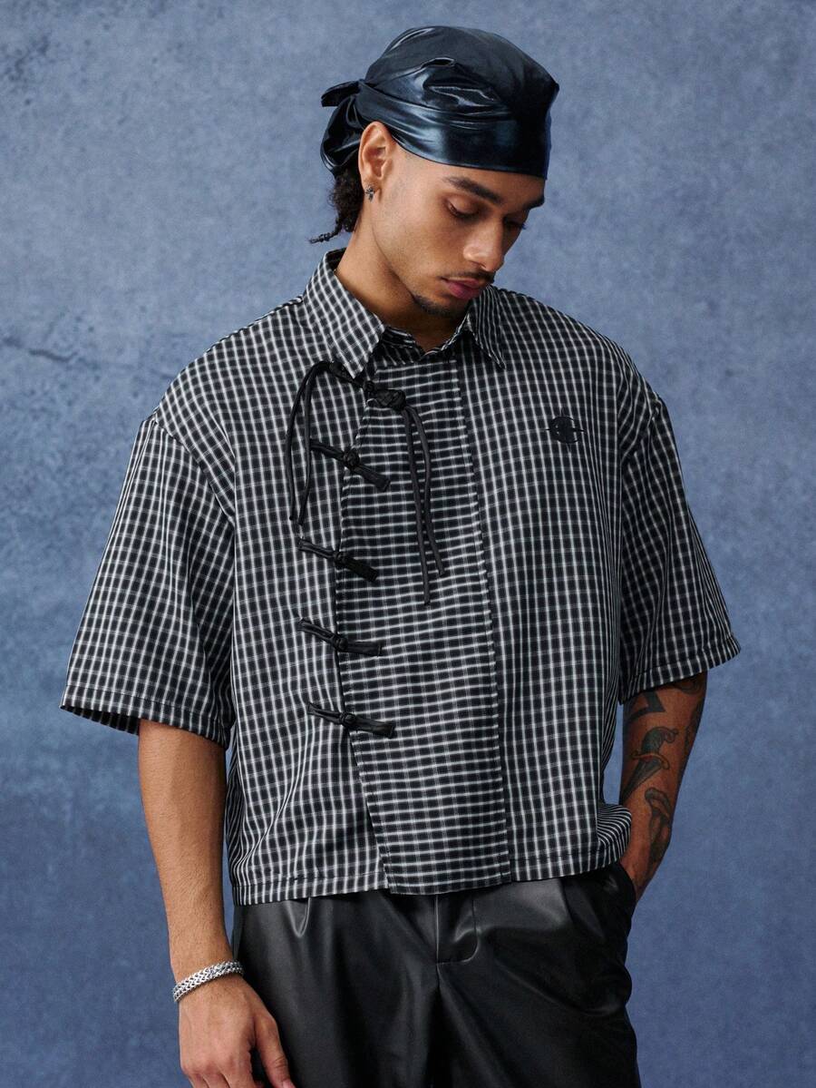PAVTROS Plaid Frog Button Cropped Shirt With Heat Transfer Logo, Men Summer Vacation Wear - Black and White - View 1