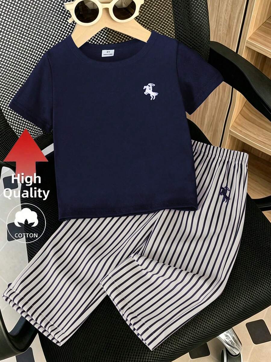Souflis Souflis 2件組男孩夏季黑白休閒極簡風小馬刺繡圓領短袖T恤與條紋寬腿長褲套裝,寬鬆舒適版型,適合日常外出、學校活動、戶外玩耍、家庭聚會、拍照拍攝 - 藍色 - 查看 1