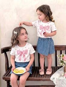 SHEIN Playful Pals 返校季女童休閒可愛圓領標準肩蝴蝶結印花T恤與素色牛仔裙褲套裝，適合夏季、日常外出、居家及聚會 - 白色 - 查看 8