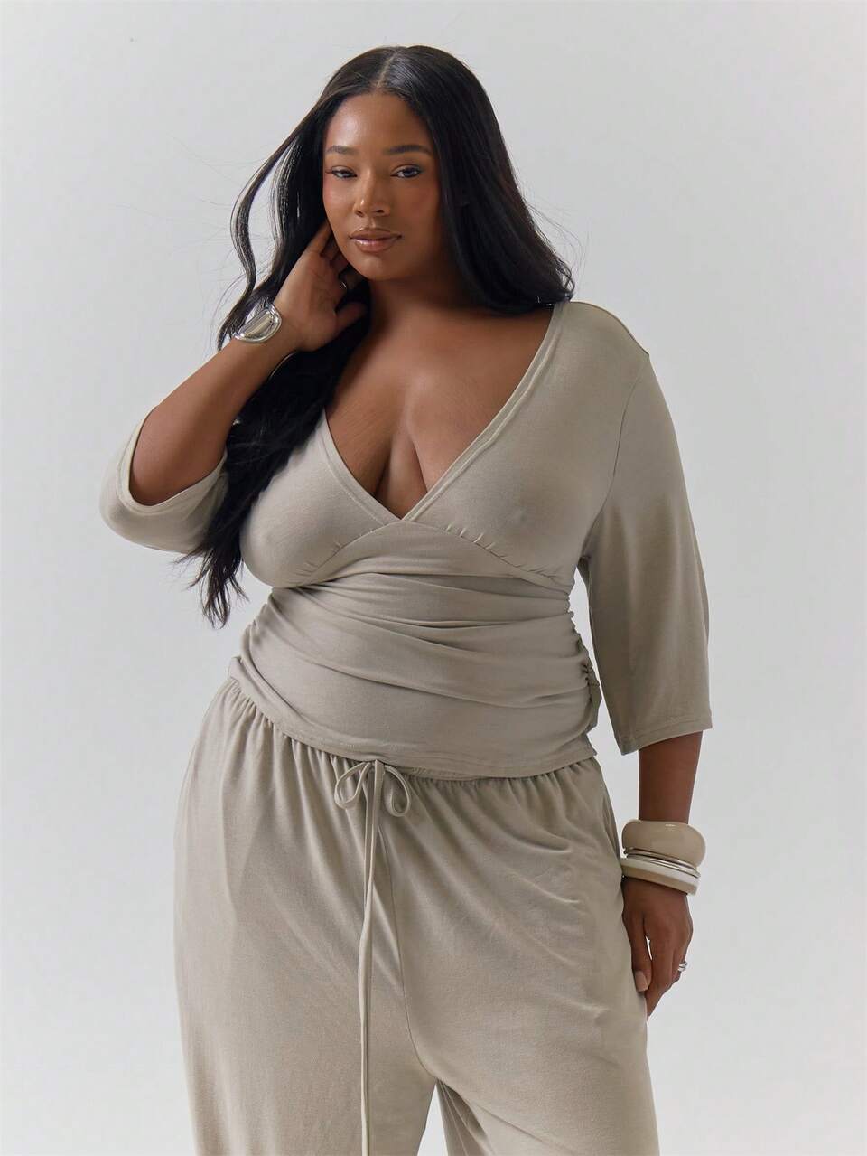 Top Feminina Plus Size de Algodão Creme com Decote V Profundo e Franzido, Casual para Festa de Inverno, Top Creme para Mulheres