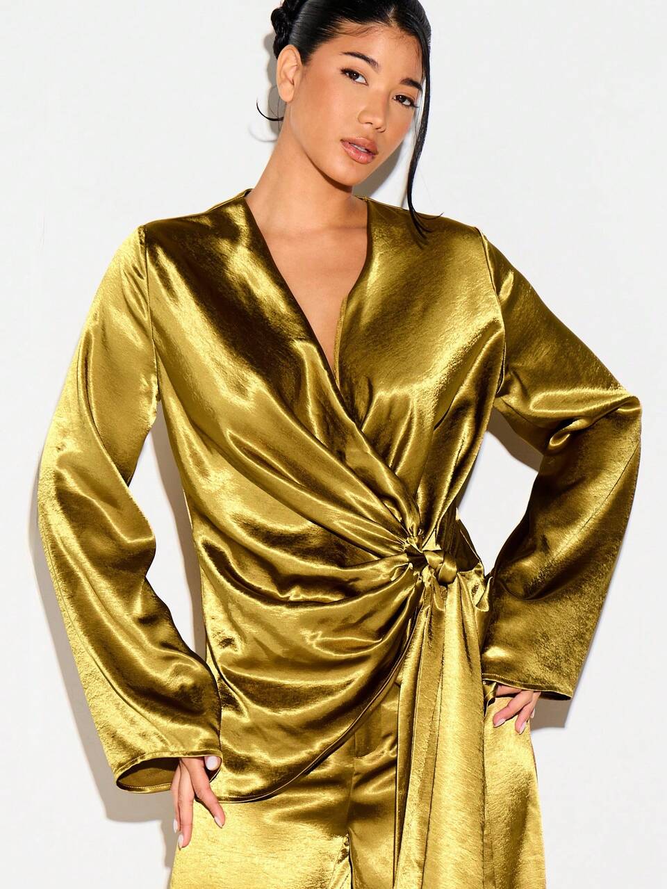KIZN Blusa envelope de cetim com mangas flare e detalhe de amarração.