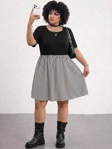 SHEIN CURVE+ Damen-Sommerkleid in großen Größen, lässig, traditionell, Vintage, für den Urlaub, schwarz-weiß Muster, mit quadratischem Ausschnitt, kurzen Ärmeln und geraffter Taille, formell - Schwarz und Weiss - Übersicht 1
