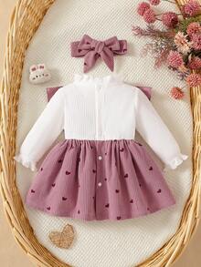 SHEIN Vintaside Kids طقم من قطعتين لحديثي الولادة لفصلي الربيع والخريف، بلون أبيض ورمادي وبنفسجي، بطراز حلو وناعم، مع طباعة قلب وفيونكة كبيرة وكشكشة، ملابس علوية بأكمام طويلة وفستان بنقشة قلب وردي مع عصابة رأس مطابقة - وردي - مشاهدة 2