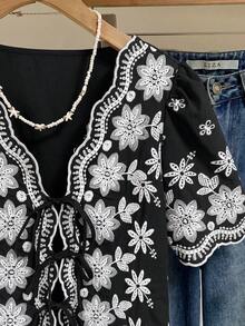 Muvela 女款夏季休閒花卉刺繡前綁帶上衣 - 黑與白 - 查看 2