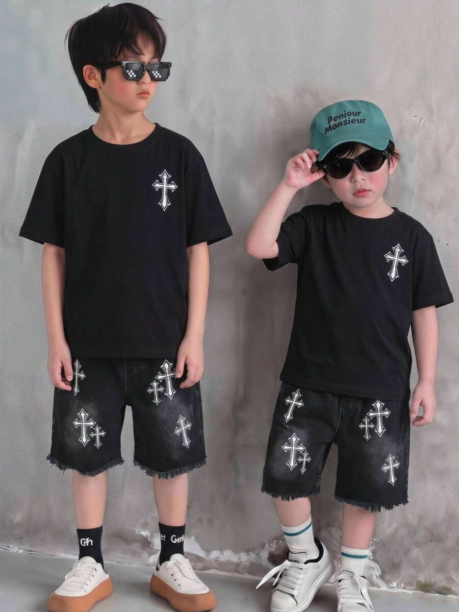 SHEIN 2件組兒童青少年男童休閒街頭風哥德體字圖案柔軟T恤黑色套裝 Y2k 套裝，夏季上衣、夏季短褲，男童套裝兒童套裝，適合春夏季、情人節、約會、夏季穿搭、家庭聚會、開學季、婚禮季、運動、生日派對