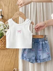SHEIN Vintaside Kids 2026夏季女童蝴蝶結刺繡兩件套 白色羅紋無袖背心 + 彩色蝴蝶結捲邊牛仔短褲套裝，時尚休閒日常小女孩外穿服飾 - 白色 - 查看 3