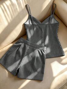 SHEIN Franclia 春夏新款高端法式條紋圖案百褶裝飾鈕扣上衣優雅成熟女款上衣 + 條紋短褲，女款短褲，無袖上衣，春季服飾，夏季穿搭，女款春夏套裝，女款藍白兩件套，度假，外出，Y2K，春季，夏季，返校，休閒，海灘，商務，女款春夏套裝 - 黑與白 - 查看 2