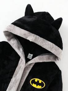 BATMAN X SHEIN 小男孩寬鬆舒適連帽睡袍家居服，胸前顯眼黃色 Logo 圖案 - 黑色 - 查看 5