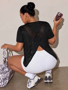 SHEIN Rhythm Era Kaos Tank Top Olahraga Yoga Gym Tanpa Lengan Ukuran Plus Wanita dengan Panel Belakang Jala dan Leher V Terbalik - Hitam - View 1