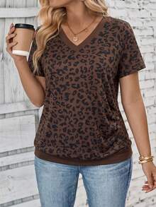 EMERY ROSE Fashionable Casual Retro Basic V-Neck Plus Size Leopard Print Color Block Hem Ruched Button Design Plus Size T-Shirt - Multicolor - View 4