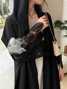 Yasmyna 優雅蕾絲拼接蝴蝶珠飾長袖大裙擺女款長袍 - 黑色 - 查看 3