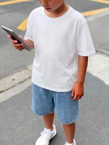SHEIN 青少年男孩白色圓領短袖T恤與牛仔短褲，夏季休閒套裝，街頭風青少年男孩度假生日派對日常穿著 - 白色 - 查看 3
