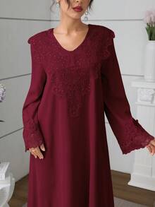 Al Najma 純色V領寬鬆刺繡領花卉時尚長袖大裙擺優雅女裝洋裝 - 酒紅色 - 查看 9