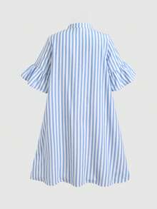 SHEIN 兒童青少年女孩休閒學院風條紋襯衫洋裝，翻領設計＋單排扣，兼具襯衫的俐落感與洋裝的柔美，荷葉邊袖口與下擺增添活潑魅力，寬鬆版型，開學季穿搭，適合日常上學、週末出遊，藍色小領襯衫洋裝，娃娃洋裝，字母編織標籤 - 淺藍色 - 查看 2